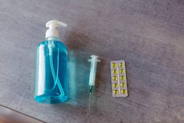 Aşı ve şırınga iğnesi. Koroner virüsün önlenmesi, aşılanması ve tedavisinde kullanılır..