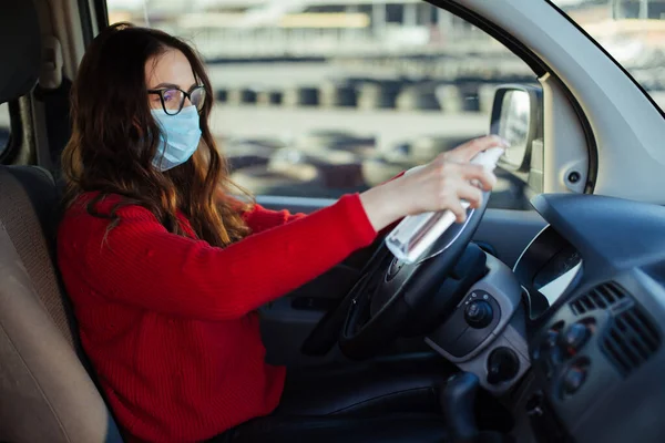 Joven Chica Coronavirus Máscara Sentado Coche Celebración Aerosol — Foto de Stock