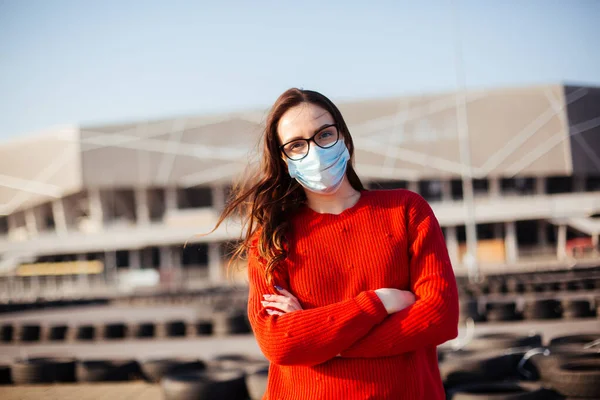 Chica Una Máscara Con Suéter Rojo Aire Libre — Foto de Stock