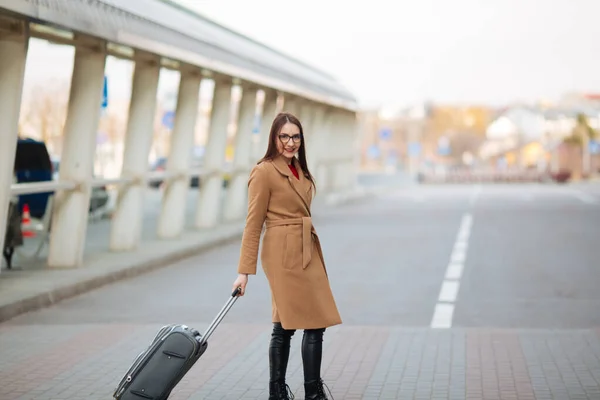 Młody Piękny Biznes Kobieta Walizka Miejskim Otoczeniu — Zdjęcie stockowe