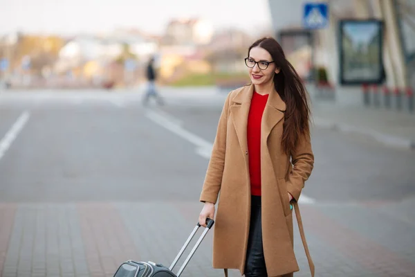 Meisje Internationale Luchthaven Bagage Wachten Haar Vlucht Uitzicht Vanaf Luchthaven — Stockfoto