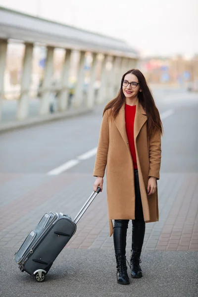 Jonge Mooie Zakenvrouw Koffer Stedelijke Omgeving — Stockfoto