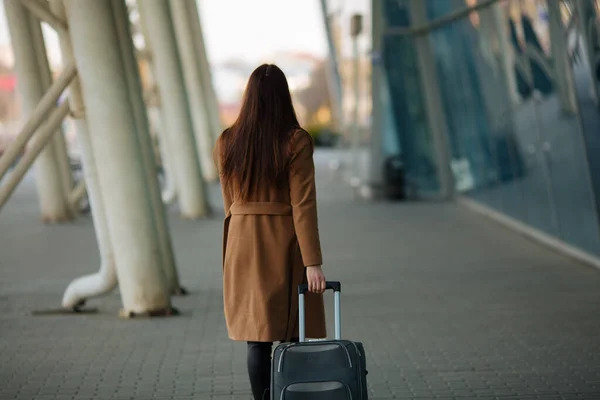 Menina Aeroporto Internacional Bagagem Esperando Por Seu Voo Vista Terminal — Fotografia de Stock