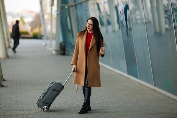 Ragazza Cappotto Con Una Valigia Che Alla Zona Atterraggio — Foto Stock