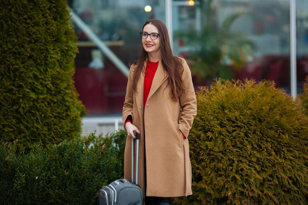 Meisje Een Jas Met Een Koffer Die Naar Landingszone Gaat — Stockfoto