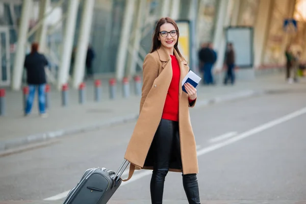 Meisje Internationale Luchthaven Bagage Wachten Haar Vlucht Uitzicht Vanaf Luchthaven — Stockfoto