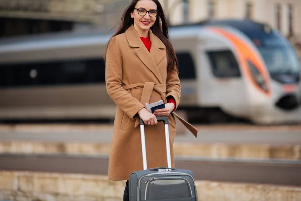 Giovane Ragazza Piedi Alla Stazione Ferroviaria Ritratto Turista Cappotto — Foto Stock