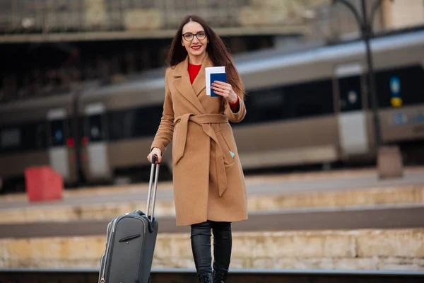 Meisje Met Een Koffer Reist Zoek Naar Een Bus Het — Stockfoto