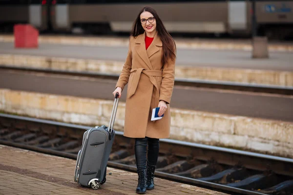 Egy Bőrönddel Kabátjában Utazási Koncepció — Stock Fotó