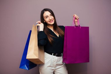 Zarif muhteşem genç esmer shopper portresi