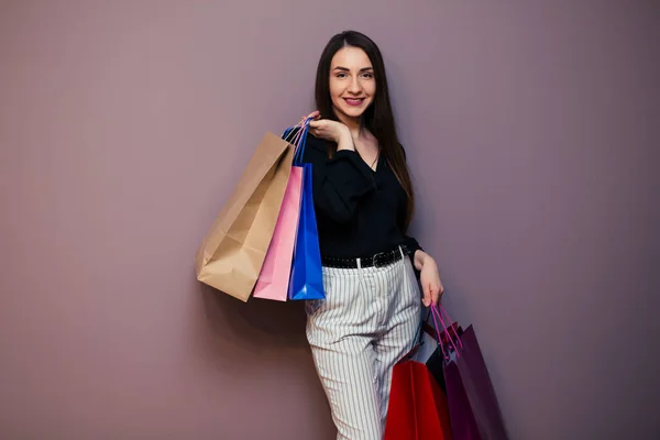 Jonge Vrouw Gaat Winkelen Met Gekleurde Pakketten — Stockfoto