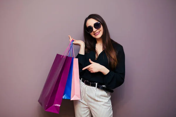 Portret Van Opgewonden Mooi Meisje Blouse Zonnebril Houden Boodschappentassen Geïsoleerd — Stockfoto