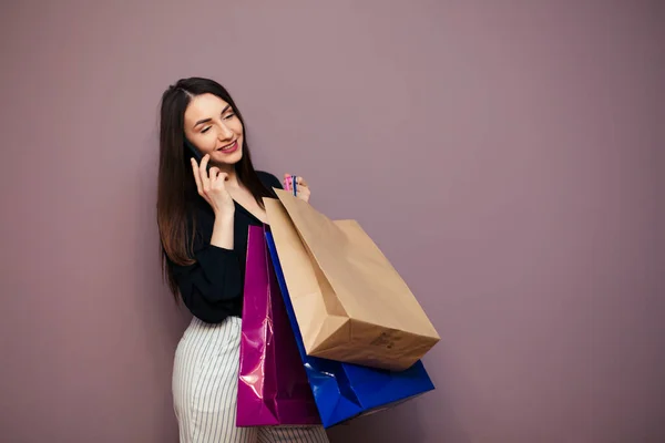 Pretty Girl Shopping Bags Using Smart Phone Smiling While Shopping — Stock Photo, Image