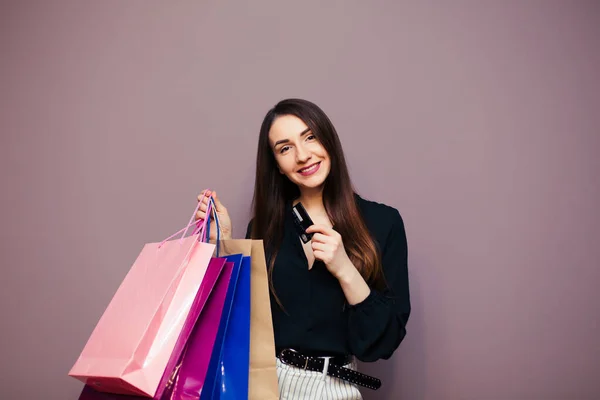 Kobiety Robią Zakupy Latem Używa Karty Kredytowej Lubi Zakupy — Zdjęcie stockowe