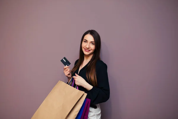 Mulheres Europeias Bonitas Felizes Sorrindo Cartão Crédito Segurando Sacos Compras — Fotografia de Stock
