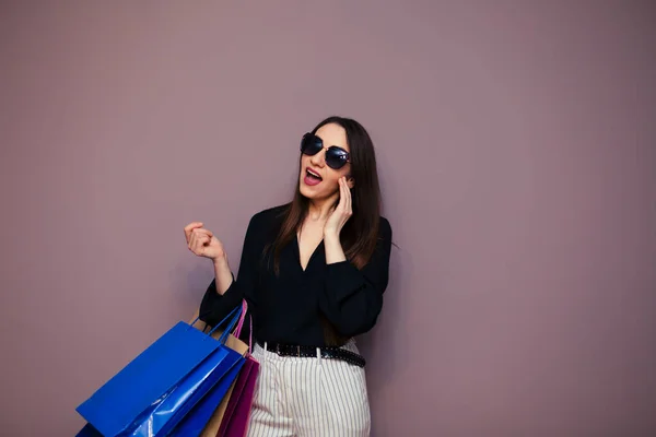 Shopaholic Женщина Синем Фоне — стоковое фото