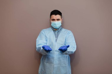 Stüdyo portresi. Yüzü maskeli bir genç. Kameraya bakıyor..