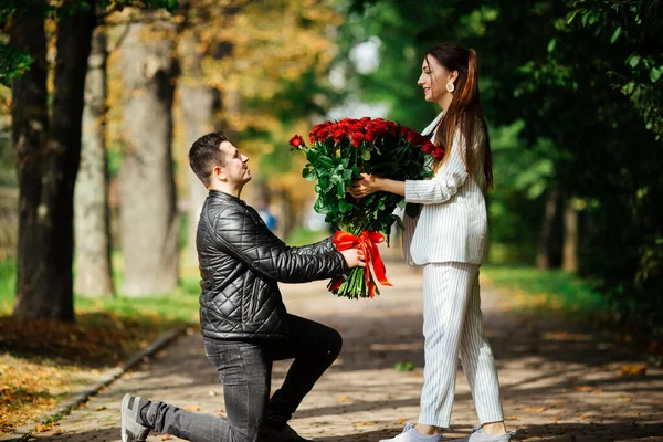 Couple Amoureux Coucher Soleil Donne Bouquet Fleurs — Photo