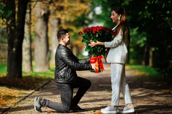 Aşıklar Gülüyor Mutlu Adam Kız Aşıklar Akşam Parkında Eğlenirler — Stok fotoğraf