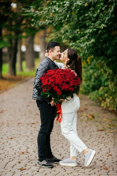 Vrais Sentiments Rencontre Couple Rendez Vous Cadeau Bouquet Homme Donnant — Photo