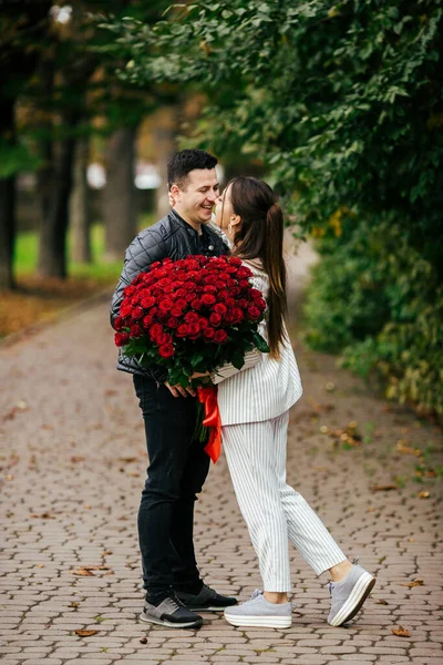 Susurrando Sobre Amor Joven Guapo Abrazando Hermosa Novia Mientras Pasan — Foto de Stock