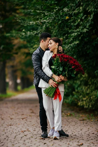 Los Amantes Ríen Chico Chica Felices Los Amantes Divierten Parque —  Fotos de Stock