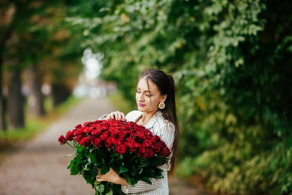 バレンタインデー 赤いバラの花束を持っている女性 美しいです女の子受けましたロマンチックなプレゼント — ストック写真