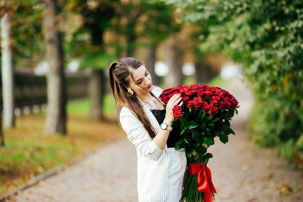 Young Beauty Smelling Bouquet Red Roses Pleasure Harmony — Stock Photo, Image