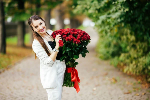 Fashionable Gorgeous Sexy Girl Elegant Suit Holding Bouquet Hundreds Red — Stock Photo, Image