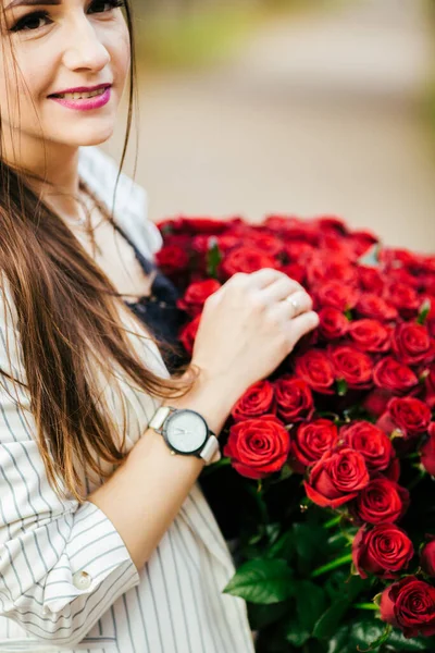 Womans Hand Holding Bouquet Flowers — Stock Photo, Image