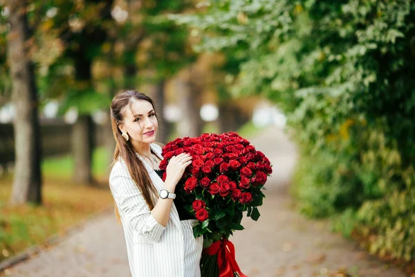 Donna Con Bouquet Fiori Primavera Felice Donna Modello Sorpreso Odore — Foto Stock