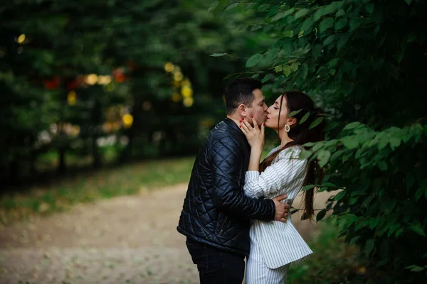 Los Amantes Ríen Chico Chica Felices Los Amantes Divierten Parque —  Fotos de Stock