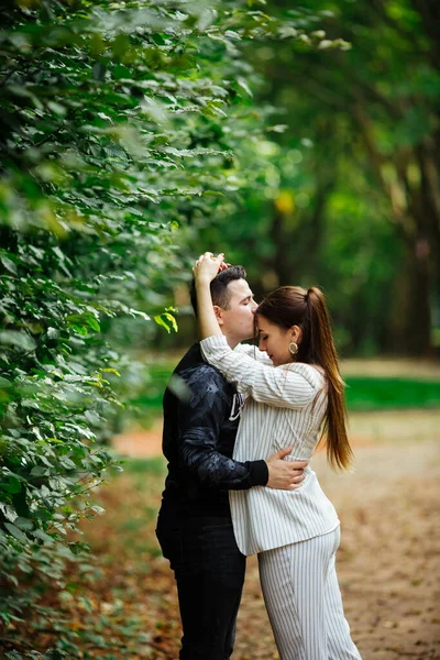 Couple Amoureux Coucher Soleil Donne Bouquet Fleurs — Photo