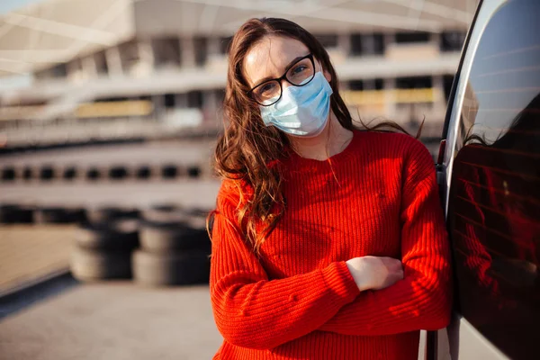 Chica Una Máscara Con Suéter Rojo Aire Libre — Foto de Stock