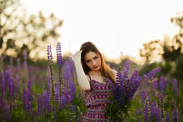 Felice Ragazza Sorridente Tenendosi Mano Lavanda Concentrazione Morbida Primo Piano — Foto Stock