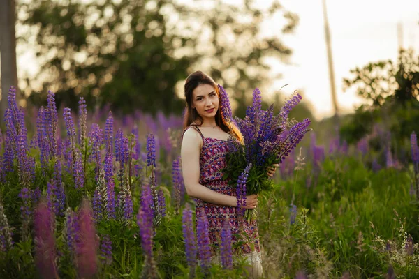 Giovane Ragazza Piedi Sul Campo Con Vista Sul Campo Lavanda — Foto Stock