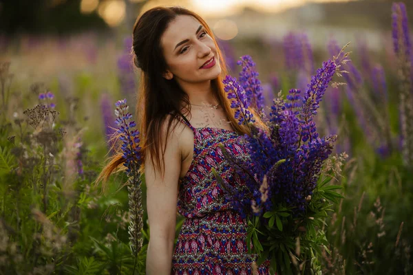 Flicka Med Blommor Brunett Fält Solnedgång — Stockfoto