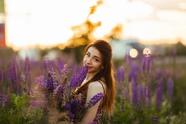 Ragazza Abito Colorato Tiene Fiori Nelle Sue Mani — Foto Stock