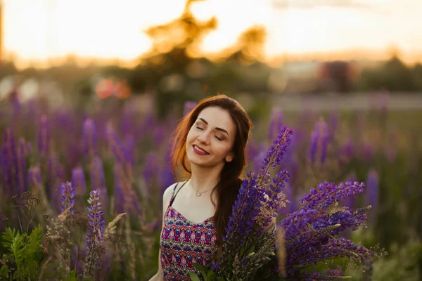 Fille Tenant Des Fleurs Brunette Sur Terrain Coucher Soleil — Photo