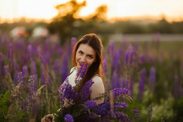 Jolie Jeune Femme Dans Champ Coucher Soleil Exploitation Fleurs — Photo