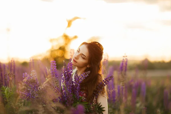 Jeune Fille Debout Dans Champ Donnant Sur Champ Lavande Souriant — Photo