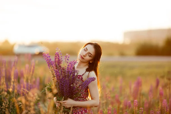 Jolie Jeune Femme Dans Champ Coucher Soleil Exploitation Fleurs — Photo