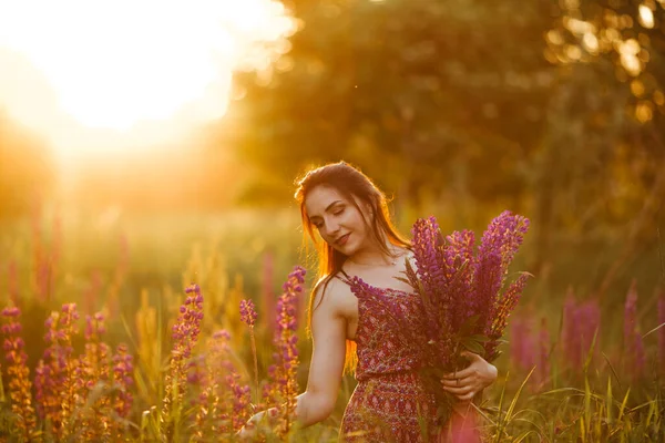 Menina Segurando Flores Morena Campo Pôr Sol — Fotografia de Stock