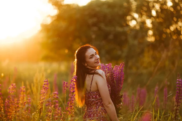 美しい若いブルネットの屋外肖像画 魅力的なセクシーな女の子が花を持つ分野で — ストック写真