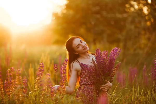 Fille Dans Une Robe Colorée Tient Des Fleurs Dans Ses — Photo