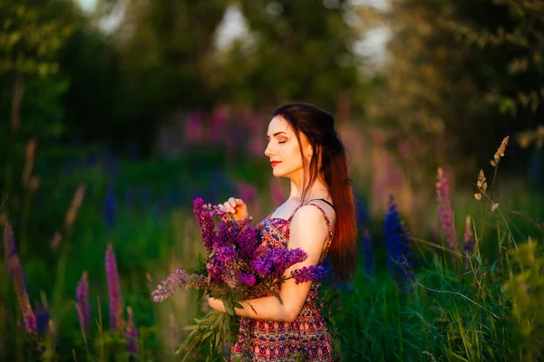 Bella Ragazza Campo Lupini Ragazza Che Tiene Mazzo Lupini — Foto Stock