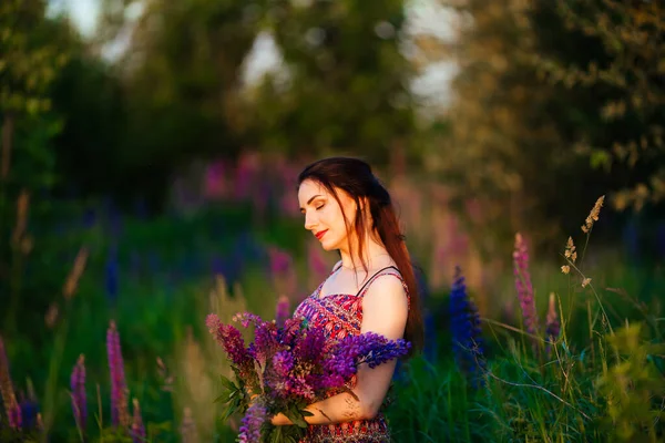 Giovane Bella Ragazza Che Tiene Grande Fiore Con Lupino Viola — Foto Stock