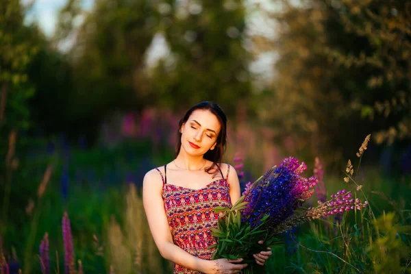 Menina Vestido Colorido Segura Flores Suas Mãos — Fotografia de Stock