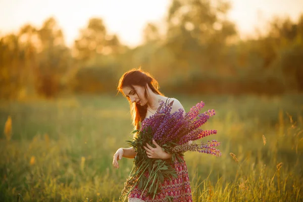 Bruna Campo Fiori Ragazza Tiene Lupini Viola — Foto Stock