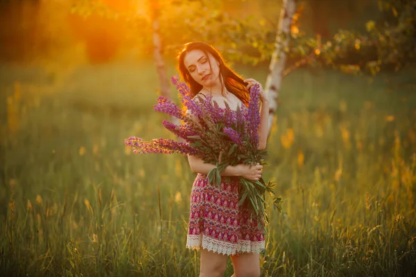 Gelukkig Jong Meisje Glimlachend Hand Hand Lavendel Zachte Focus Close — Stockfoto